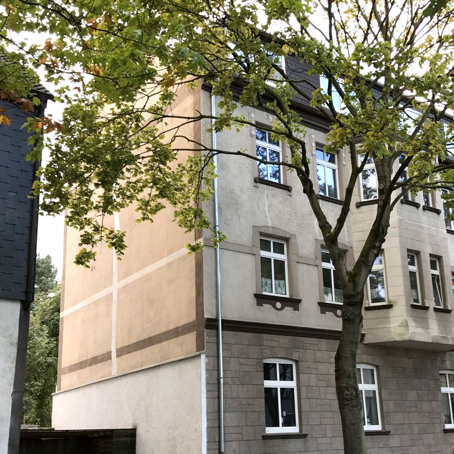 Gründerzeitliches Mehrfamilienhaus mit Straßenbaum in Essen
