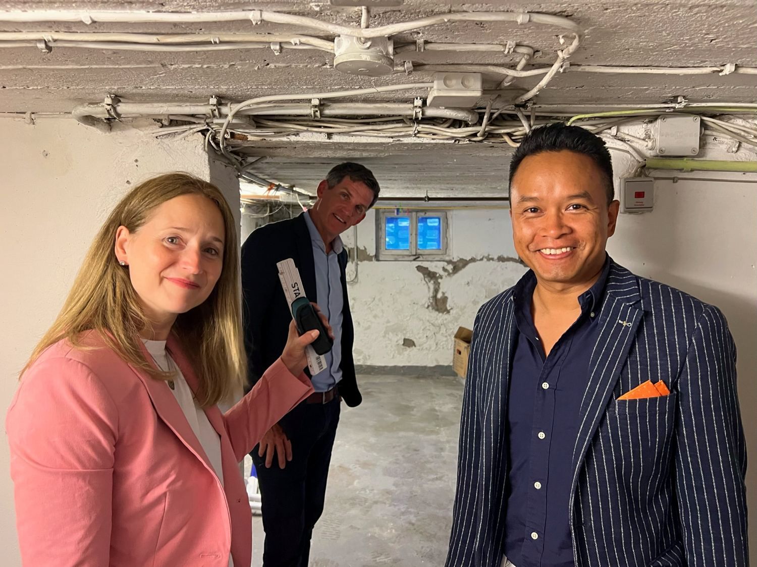Sarah Wohlgemuth, Jan Spennemann und Marco S. Nussbaum bei einer gemeinsamen Kaufberatung im Keller