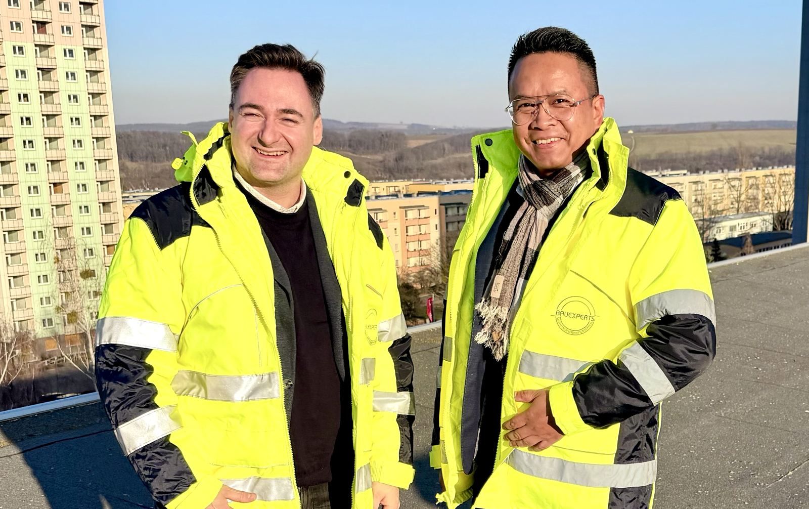 Dominic Pyrowicz und Marco S. Nussbaum bei einer Ankaufprüfung auf einem Flachdach