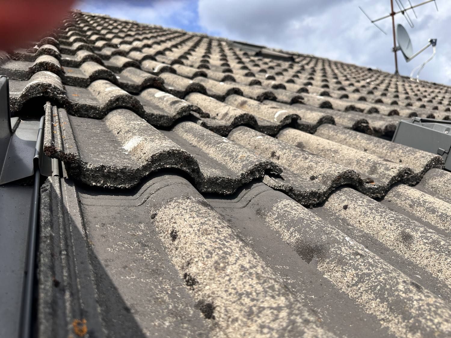 Ältere Dacheindeckung mit Betondachsteinen